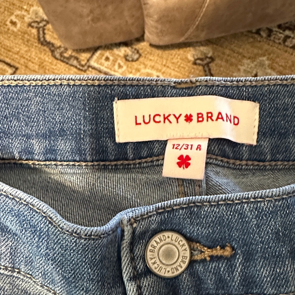 Lucky Brand Distressed straight leg Jeans. Mid rise with raw hem size 12/31 - Picture 2 of 10